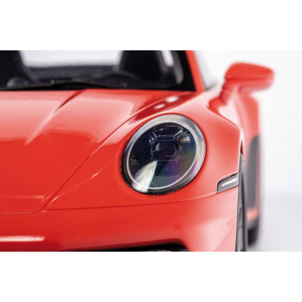 Porsche 911 (992) Carrera 4S - 2020 - Lava Orange 1/8