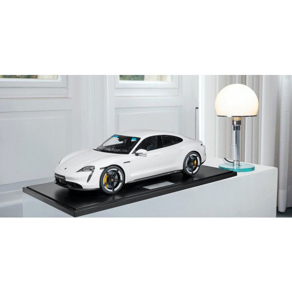 Porsche Taycan Turbo S - 2020 - blanc 1/8