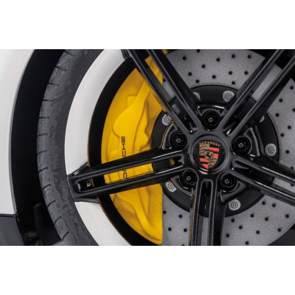 Porsche Taycan Turbo S - 2020 - weiß 1:8