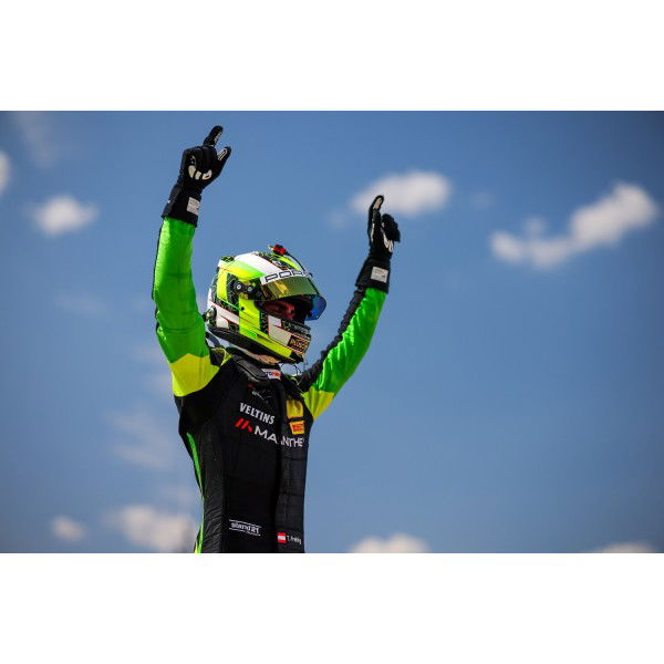 Manthey Grello Art Print - DTM Champion 2023 Thomas Preining - Posa vincente