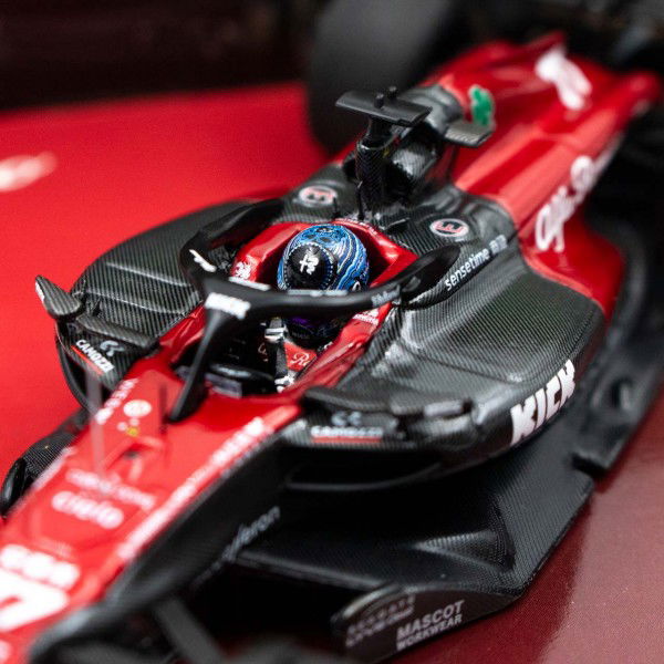 Alfa Romeo F1 Team Stake C43 2023 Bottas / Guanyu Doppel-Set 1:43