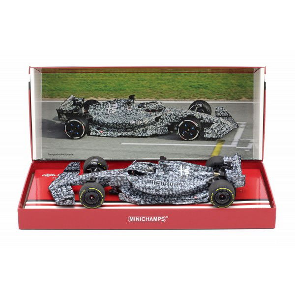 Zhou Guanyu Alfa Romeo F1 Team ORLEN C42 Test Barcelona 2022 1:18