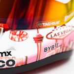 Sergio Pérez Casco en miniatura Fórmula 1 GP de Las Vegas 2023 1/4