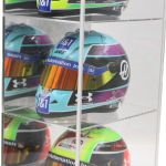 Vitrine für 4 Helme im Maßstab 1:2 verspiegelt