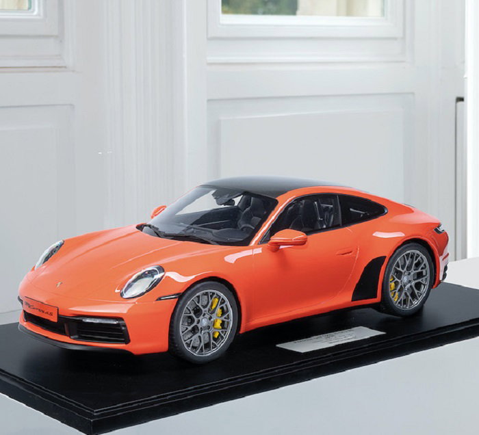 Porsche 911 (992) Carrera 4S - 2020 - Lava Orange 1:8