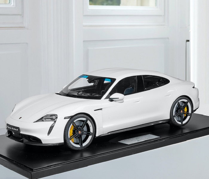 Porsche Taycan Turbo S - 2020 - wei&szlig; 1:8